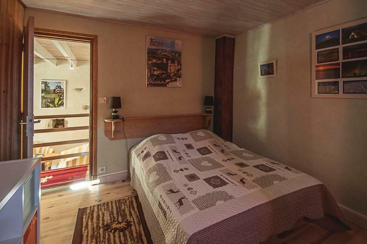 Gite " Oree Des Bois" Vertolaye ภายนอก รูปภาพ